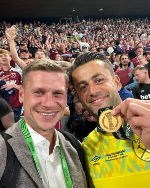 Lukasz Piszczek Instagram - Gratulacje @lukasz.fabianski 🏆🥇💪🏻