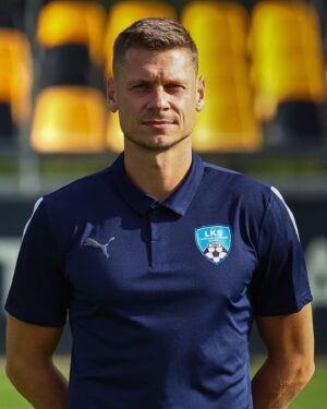 Lukasz Piszczek Instagram - Już jutro startujemy z nowym sezonem 2023/24 jak widać w dwóch rolach, zbieram doświadczenie jako trener i dzielę się doświadczeniem jako zawodnik 😊zapraszamy wszystkich na #panattoniarena w Goczałkowicach ⚽️