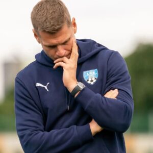 Lukasz Piszczek Instagram - Choć końcówka rundy nie była udana w naszym wykonaniu, to mieliśmy w niej również dużo dobrych momentów. Dziękuję wszystkim chłopakom z drużyny i sztabowi za pracę wykonaną w tym roku! 👏 👏 Wiosną znowu damy z siebie wszystko 💙⚽️ #Goczały
@lks_goczalkowice
📸 @mikeybronowski