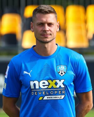 Lukasz Piszczek Instagram - Już jutro startujemy z nowym sezonem 2023/24 jak widać w dwóch rolach, zbieram doświadczenie jako trener i dzielę się doświadczeniem jako zawodnik 😊zapraszamy wszystkich na #panattoniarena w Goczałkowicach ⚽️