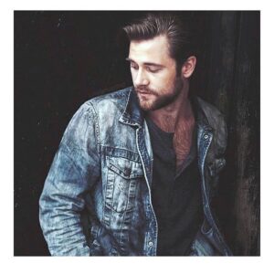 Luke Benward Instagram - Is it just me or is that worm talking shit?  Photo: @camiliberty  Grooming: @joannsolomonbeauty