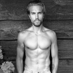 Luke Gulbranson Instagram - I remember when I was 19 and thought what my life would be when I was 25 and then what it would be when I was 35. Needless to say there is no recipe for what your life can be. I walk by faith and appreciate the little things. My heart is filled with gratitude. Big hug to everyone who took the time to send me a birthday wish. Have a lovely New Year! ❤️ 🙏