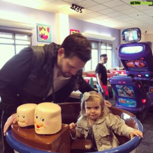 Luke Kleintank Instagram - “What are you doing” #yourtobig #lol