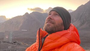 Luke Macfarlane Instagram - Made it to the top of the highest point in the Americas. MOUNT ACONCAGUA (Argentina Chile border) , after 14 days. Thank you @inka_expediciones for logistics support and @nicoghb for setting the tempo: -20 degrees and 50mph winds made this one of the hardest mental tasks I’ve ever undertaken. At the top the air is so thin that your vision plays tricks on you.
