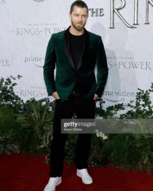 Luke Mitchell Instagram - Fun night last night - thanks for being my date @sullygram77 😘 @lotronprime  #TheRingsOfPower #Premiere