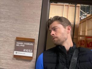 Luke Mitchell Instagram - Happy #OneChicago Day!! Maybe TONIGHT’s the night that Dr Charles & Dr Ripley put their past behind them?? What do you reckon @oliverplatt?? 😋🤷‍♂️ #ChicagoMed