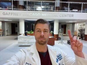 Luke Mitchell Instagram - Tonight’s the night! @nbconechicago is finally back! #ChicagoMed kicks off all the action at 8pm (7pm central) with its Season 9 premiere which means… It’s time to meet Dr Mitch Ripley!! Muhuhaha!! 😈😝😎🥳