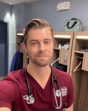 Luke Mitchell Instagram - That’s a S9 wrap on Ripley!! Feeling lots of things. Gratitude, mostly. Love these people. #ChicagoMed 🙏❤️😊😎