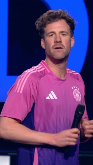 Luke Mockridge Instagram - Tiktok-Regeln für das nächste Fußballspiel ⚽️

Die besten Comedians Deutschland kommen auch auf Tour, jetzt Tickets sichern! 🎫

#diebestencomediansdeutschlands #dbcd #lukemockridge #standup #standupcomedy #comedy #fußball #em #schiedsrichter #tiktok