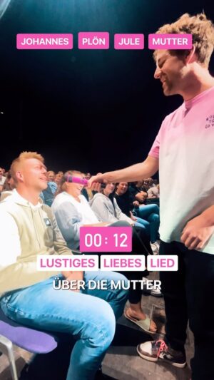 Luke Mockridge Instagram - Crowdwork wird zu einem spontan Liebeslied improvisiert ✌️🥰 „über die Mutter zur Tochter“

Besucht mich auf Tour FUNNY TIMES überall wo es Tickets gibt