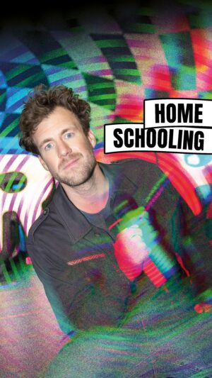 Luke Mockridge Instagram - Homeschooling 👀📚

#comedydeutschland #comedyliveshow #humor #funny #lustig #comedy #lustiges #lukemockridge #deutschland