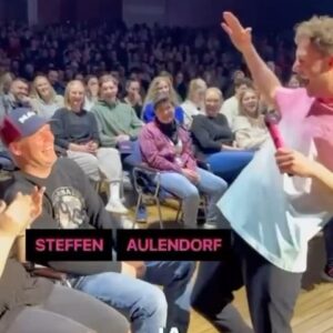 Luke Mockridge Instagram - So viel Liebe in the Air ! 

    TICKETS FÜR TRIPPY JETZT ÜBERALL    