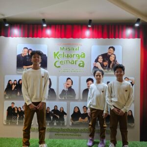 Lukman Sardi Instagram - Sungguh sebuah sajian yang hangat,menyenangkan dan Indah "Teater Musikal Keluarga Cemara" @musikalkeluargacemara .. begitu selesai berasa sumringah banget.. and anak2 juga sangat menikmatinya.. Terima kasih dan selamat buat semua yang terlibat 🙏❤️,recomended banget untuk tontonan bareng keluarga.. dari 21 Juni - 14 Juli 2024 di Ciputra Artpreneur.

#kembalikekeluarga