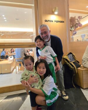 Lukman Sardi Instagram - With the Krucilllssss.. seneng banget ketemu mereka..mama nya ke korea and anak2nya jalan2 ke Mall 😊 langsung pada melukin ❤️❤️ @j0_jouw @kikikocak