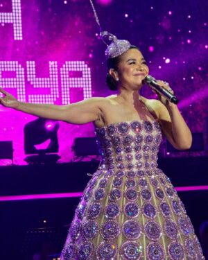 Lukman Sardi Instagram - About last night ... seneng banget semalem melihat sebuah performance dari Ruth Sahanaya... 40 tahun perjalanan yang sungguh menjadi inspirasi. Bukan hal yang mudah di dunia seni bisa terus berkarya sampai 40 tahun, di tengah bermunculan seniman2 baru yang juga berkualitas. Ini lebih dari sekedar berkarya tapi bagaimana rasa cinta membawa kekuatan untuk terus hadir.. bukan hanya untuk diri sendiri, tapi buat orang banyak dan yang paling utama adalah buat Tuhan 🙏🤍.
Saya bangga sebagai seniman Indonesia yang ikut merasakan cintamu Mama Uthe.. saya yakin ini bukan akhir perjalanan tapi justru menjadi awal dari karya2 baru yang akan lahir melalui suaramu.. love you 🙏😘❤️

All pic taken with my Samsung #galaxys24ultra