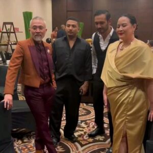 Lukman Sardi Instagram - Nyanyi bareng dulu nih lagu yg lagi hitz banget sama penyanyi nya langsung 😊.. seru banget ini behind the scene dari acara premiere Nightmares and Daydreams semalem.. and hari ini #nightmaresanddaydreams sudah tayang di Netflix ya..