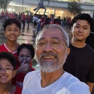 Lukman Sardi Instagram - Bangga banget semalam bisa jadi saksi sejarah untuk pertama kalinya Timnas Indonesia lolos ke babak ke 3 kualifikasi piala dunia .. yuk terus dulkung Timnas kita untuk terus mencetak seharah baru dan prestasi .. sekali lagi selamat dan terima kasih buat semangat berjuang yang luar biasa 🔥🔥🔥👏👏💪💪💪❤️🤍❤️🤍