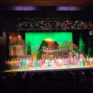 Lukman Sardi Instagram - Sungguh sebuah sajian yang hangat,menyenangkan dan Indah "Teater Musikal Keluarga Cemara" @musikalkeluargacemara .. begitu selesai berasa sumringah banget.. and anak2 juga sangat menikmatinya.. Terima kasih dan selamat buat semua yang terlibat 🙏❤️,recomended banget untuk tontonan bareng keluarga.. dari 21 Juni - 14 Juli 2024 di Ciputra Artpreneur.

#kembalikekeluarga