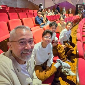 Lukman Sardi Instagram - Sungguh sebuah sajian yang hangat,menyenangkan dan Indah "Teater Musikal Keluarga Cemara" @musikalkeluargacemara .. begitu selesai berasa sumringah banget.. and anak2 juga sangat menikmatinya.. Terima kasih dan selamat buat semua yang terlibat 🙏❤️,recomended banget untuk tontonan bareng keluarga.. dari 21 Juni - 14 Juli 2024 di Ciputra Artpreneur.

#kembalikekeluarga