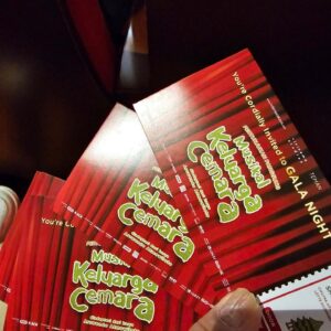 Lukman Sardi Instagram - Sungguh sebuah sajian yang hangat,menyenangkan dan Indah "Teater Musikal Keluarga Cemara" @musikalkeluargacemara .. begitu selesai berasa sumringah banget.. and anak2 juga sangat menikmatinya.. Terima kasih dan selamat buat semua yang terlibat 🙏❤️,recomended banget untuk tontonan bareng keluarga.. dari 21 Juni - 14 Juli 2024 di Ciputra Artpreneur.

#kembalikekeluarga