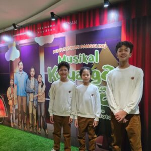 Lukman Sardi Instagram - Sungguh sebuah sajian yang hangat,menyenangkan dan Indah "Teater Musikal Keluarga Cemara" @musikalkeluargacemara .. begitu selesai berasa sumringah banget.. and anak2 juga sangat menikmatinya.. Terima kasih dan selamat buat semua yang terlibat 🙏❤️,recomended banget untuk tontonan bareng keluarga.. dari 21 Juni - 14 Juli 2024 di Ciputra Artpreneur.

#kembalikekeluarga
