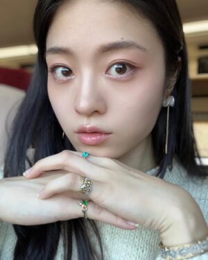Luna Fujimoto Instagram - I made this pair of pearl ear cuffs. Yay✌️

#pearlearrings #handmadejewelry #earcuff #18kgold #selfie #ハンドメイドアクセサリー #パールピアス #自撮り #イヤーカフイヤリング #イヤーカフ #冬メイク #ナチュラルメイク