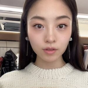 Luna Fujimoto Instagram - I made this pair of pearl ear cuffs. Yay✌️

#pearlearrings #handmadejewelry #earcuff #18kgold #selfie #ハンドメイドアクセサリー #パールピアス #自撮り #イヤーカフイヤリング #イヤーカフ #冬メイク #ナチュラルメイク