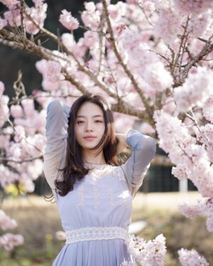 Luna Fujimoto Instagram - 連日の雨にも耐えてくれますように🙏

#桜 #満開の桜 #花見 #花見コーデ #春コーデ #ポートレート撮影 #cherryblossom #japantravel #japan #cherryblossomseason #cherryblossom #springflowers #springday #springvibes