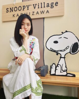 Luna Fujimoto Instagram - 日本語は下の方に。

I enjoy wearing traditional folk clothing in modern times, and I always look for these kinds of clothes when traveling. I bought these two pieces in Budapest, where I shot “Blade of the 47 Ronin.”

The Kalocsá embroidery vest is a traditional hand embroidery from the Kalocsá region of Hungary. It features colorful and bold floral patterns. The hand-woven dress, meanwhile, is from around eight or nine decades ago. It is in very good condition. The dress is from the Skopska Blatija region of Macedonia. 

Macedonian dresses with embroidery on the collar, sleeves and hem may be more popular, but I intentionally picked the one in plain white because I love Ainu (Indigenous people in Japan) embroidery so much that I was specifically looking for a suitable garment to embroider on. This dress is completely hand-woven and is made of 100% linen, so the fabric is very solid. The dress also has a real handmade quality to it. 

Later, I went to Hokkaido to look for someone who could do Ainu embroidery for me, but this turned into a long trip due to the fact that no one wanted to take something that was custom made. Then, by chance, I met @maki8477 in Nibutani who was willing to do it for me. I had almost given up, so I was really excited about it. She has a great sense of style!

👗🌸👗🌸👗

民族衣装を現代に着るのが大好きで、旅先でいつも探し歩き回ってしまいます。
この日に着用したのは、私が出演した『47RONIN-ザ・ブレイド-』の撮影地ハンガリーで購入したもの。

ベストはハンガリー・カロチャ地方の伝統的な手刺繍で作られた一枚。カラフルで大胆な花柄が特徴です。
手織りのワンピースは、北マケドニアのスコプスカ・ブラティヤ（Skopska Blatija）地方のもの。80～90年前に織られた一枚ですが、特にシミや汚れもなく、とても綺麗な状態です。

マケドニアのワンピースは襟元や袖、裾に刺繍が施されているのがとても素敵なのですが、あえて白一色のものをお迎えしました。というのも私はアイヌ刺繍がとても好きで、刺繍を施すのにふさわしい洋服を探していました。このワンピースは100%リネンで完全手織り。生地がとてもしっかりしていて、古き良き手作りを感じられる一枚です。

後日、アイヌ刺繡をしてくれる方を探すべく北海道まで行ってきたのですが、これがなかなか難しく…オーダーを受けてくださる方がいらっしゃいませんでした。
そんなときに二風谷で偶然出会い、快く引き受けてくださったのが @maki8477 
半ば諦めかけていたので、ほんっっとうに嬉しかったです！ワンピースの白さに合わせて、さわやかな緑色を選ぶところがセンスの塊！
そして実写版『#ゴールデンカムイ』の衣装も担当されています。私のオーダーは映画制作前でしたが、真紀さんが衣装担当だと知り、映画鑑賞時はこれでもかというくらい眺めていました。

#ainuembroidery #ainuculture #traditionalart #traditionalfolk #folkvibe #kalocsa #kalocsaembroidery #folkfashion #handembroidery #macedonia #embroidaryblouse #カロチャ刺繍 #民族衣装 #民族衣装好き #マケドニアの民族衣装 #ルーマニア刺繍 #伝統衣装 #アイヌ刺繍 #アイヌ文様
