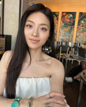 Luna Fujimoto Instagram - One of the fun parts about filming is being able to travel to so many different countries✈️🏖️

#actorlife #actresslife #lunafujimoto #女優 #アクション女優 #今日のアクセサリーコーデ #今日のアクセサリー #白ワンピースコーデ #藤本ルナ