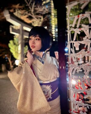 Luna Fujimoto Instagram - 2024 is the Year of the Dragon🐉 The lit-up shrine is so magical and it’s totally different from the daytime.

夜のお参りも情緒があってよきでした☺️

#atagoshrine #hatsumode #kimono #yearofthedragon #kimonolove #japanesetradition #japanesegirl #kimonogirl #japanesenewyear #handbroidery #初詣コーデ #初詣着物 #着物女子 #着物コーデ #着物でお出かけ #アンティーク着物 #アンティーク着物コーデ #総刺繍 #アンティーク帯