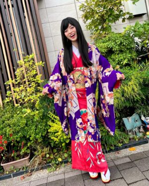 Luna Fujimoto Instagram - Finally got energy to put my kimono on👘

#kimono #kimonofashion #antiquekimono #pinkkimono #kimonocardigan #haori #vintagekimono #アンティーク着物 #アンティーク着物コーデ #羽織コーデ #ピンクコーデ #着物女子 #着物生活