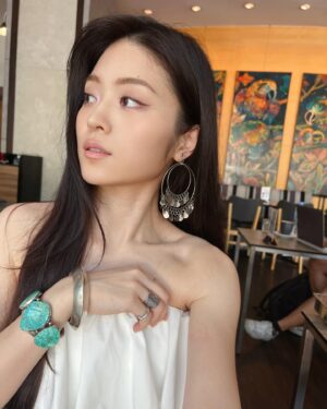 Luna Fujimoto Instagram - One of the fun parts about filming is being able to travel to so many different countries✈️🏖️

#actorlife #actresslife #lunafujimoto #女優 #アクション女優 #今日のアクセサリーコーデ #今日のアクセサリー #白ワンピースコーデ #藤本ルナ