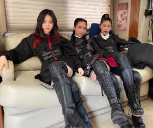 Luna Fujimoto Instagram - Onna-Bugeisha sisters❤️⚔️
#bladeofthe47ronin