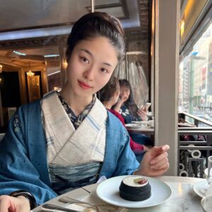 Luna Fujimoto Instagram - 紬はリップ1本でも意外といけそう💄
着物はヘアメイクをするのが
億劫に感じることが多いので、
いい発見でした👀💡

#着物コーディネート #紬 #紬コーデ #ぜんまい紬 #ひげ紬 #羽織りコーデ #リップのみ #kimono #kimonolove #tsumugi #japanesestyle #nomakeupday #onlylipstick