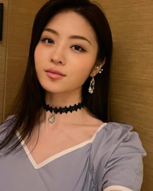 Luna Fujimoto Instagram - When I find the good lighting spot. 

And I’m just randomly talking about how much I adore pearls, especially natural blue color, in Japanese😅👇 Their beautiful, glossy, shiny look conjures up images of "mermaid tears" and "moon drops" in my mind🥺💕

海外に行く時、圧倒的にパールジュエリーを
着ける回数が増える傾向にあります💎

日本で取れる代表的な宝石、真珠✨🐚✨

つやつやとした、白く輝く美しい姿は
私の中で勝手に「人魚の涙」と「月の雫」のイメージ🌙

この衣装に合わせるジュエリーを選ぶ過程で
オーソドックスなパールネックレスに
しようかとも悩んだのですが、
ブリブリ系ワンピースに
一連パールネックレスは
プリンセス感が強すぎたので即やめました😂💦

真珠って白の印象が強いと思いますが、
私はナチュラルブルー系が大好き💘💘🫶🫶
なので、今回も青みあるタイプを選んでみました。
レースや地金と組み合わせて、
上品さを残しつつ、遊び心を取り入れられたらなと。

真珠愛がたくさん詰まったコーデです😌

#pearljewelry #akoyapearl #akoyajewels #pearlearrings #pearlearcuff #earcuff #パールイヤリング #パールジュエリー #パールコーデ #真珠が好き #ナチュラルブルーあこや #パールネックレス #イヤーカフ #パールイヤーカフ #チョーカーネックレス #アクセサリー好き #ジュエリーコーデ