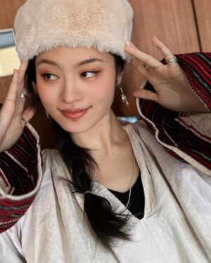 Luna Fujimoto Instagram - Happy Holidays🥂🎅🎄

#メリークリスマスイブ #クリスマスコーデ #ロシアンハット #ファー帽子 #ファーハット#ハンガリー #ハンガリーブラウス #東欧ヴィンテージ #東欧アンティーク #merrychristmas #folkcostume #folklove #hungarianfolk #folkvibe #hungarianblouse
