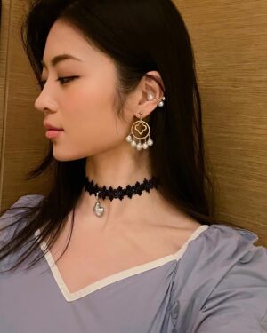 Luna Fujimoto Instagram - When I find the good lighting spot. 

And I’m just randomly talking about how much I adore pearls, especially natural blue color, in Japanese😅👇 Their beautiful, glossy, shiny look conjures up images of "mermaid tears" and "moon drops" in my mind🥺💕

海外に行く時、圧倒的にパールジュエリーを
着ける回数が増える傾向にあります💎

日本で取れる代表的な宝石、真珠✨🐚✨

つやつやとした、白く輝く美しい姿は
私の中で勝手に「人魚の涙」と「月の雫」のイメージ🌙

この衣装に合わせるジュエリーを選ぶ過程で
オーソドックスなパールネックレスに
しようかとも悩んだのですが、
ブリブリ系ワンピースに
一連パールネックレスは
プリンセス感が強すぎたので即やめました😂💦

真珠って白の印象が強いと思いますが、
私はナチュラルブルー系が大好き💘💘🫶🫶
なので、今回も青みあるタイプを選んでみました。
レースや地金と組み合わせて、
上品さを残しつつ、遊び心を取り入れられたらなと。

真珠愛がたくさん詰まったコーデです😌

#pearljewelry #akoyapearl #akoyajewels #pearlearrings #pearlearcuff #earcuff #パールイヤリング #パールジュエリー #パールコーデ #真珠が好き #ナチュラルブルーあこや #パールネックレス #イヤーカフ #パールイヤーカフ #チョーカーネックレス #アクセサリー好き #ジュエリーコーデ