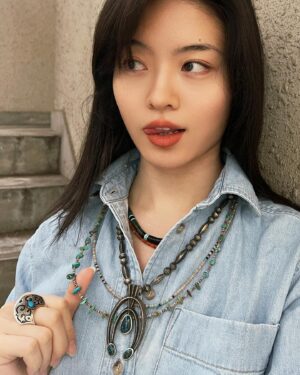 Luna Fujimoto Instagram - Native American jewelry can’t go wrong with a denim shirt. 
Heishi necklaces from Santo Domingo Pueblo and a naja necklace from Navajo.

ちょっとメンズライクなネックレスたちを
どうやってコーデに落とし込もうか悩んでいたけど、
王道のデニムシャツによく映えた✨

ヒシネックレス
上2本#calvinlovato #カルヴィンロバト 
下2本#colinayazzie #コリーナヤジー

ヒシネックレスとはなんぞや？という方。
貝やターコイズ、天然の鉱物を
手作業で削って仕上げていく
とても根気のいる手間ひまかけたネックレス。

角ばっている石をこんななめらかになるまで削る
ケヴィン・ロバトの作品は美しいし肌当たりも滑らか🥺

白い貝とターコイズの組み合わせは
女性アーティストならではの繊細さと品が好き！

#nativeamericanjewelry #turquoisetuesday #najanecklace #heishinecklace #santodomingo #navajojewelry #layeringnecklaces #layerednecklaces #インディアンジュエリー #ターコイズアクセサリー #サントドミンゴ族 #ヒシネックレス #ナジャネックレス #アクセサリーコーデ #デニムシャツ #デニムコーデ #デニムシャツコーデ #ネックレス重ね付け #アクセサリー重ね付け