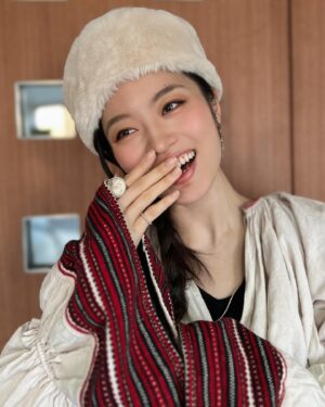Luna Fujimoto Instagram - Happy Holidays🥂🎅🎄

#メリークリスマスイブ #クリスマスコーデ #ロシアンハット #ファー帽子 #ファーハット#ハンガリー #ハンガリーブラウス #東欧ヴィンテージ #東欧アンティーク #merrychristmas #folkcostume #folklove #hungarianfolk #folkvibe #hungarianblouse