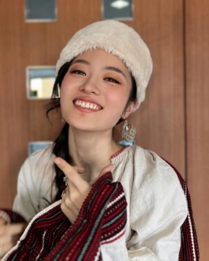 Luna Fujimoto Instagram - Happy Holidays🥂🎅🎄

#メリークリスマスイブ #クリスマスコーデ #ロシアンハット #ファー帽子 #ファーハット#ハンガリー #ハンガリーブラウス #東欧ヴィンテージ #東欧アンティーク #merrychristmas #folkcostume #folklove #hungarianfolk #folkvibe #hungarianblouse