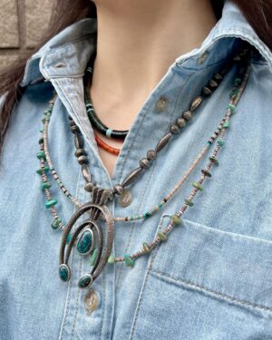 Luna Fujimoto Instagram - Native American jewelry can’t go wrong with a denim shirt. 
Heishi necklaces from Santo Domingo Pueblo and a naja necklace from Navajo.

ちょっとメンズライクなネックレスたちを
どうやってコーデに落とし込もうか悩んでいたけど、
王道のデニムシャツによく映えた✨

ヒシネックレス
上2本#calvinlovato #カルヴィンロバト 
下2本#colinayazzie #コリーナヤジー

ヒシネックレスとはなんぞや？という方。
貝やターコイズ、天然の鉱物を
手作業で削って仕上げていく
とても根気のいる手間ひまかけたネックレス。

角ばっている石をこんななめらかになるまで削る
ケヴィン・ロバトの作品は美しいし肌当たりも滑らか🥺

白い貝とターコイズの組み合わせは
女性アーティストならではの繊細さと品が好き！

#nativeamericanjewelry #turquoisetuesday #najanecklace #heishinecklace #santodomingo #navajojewelry #layeringnecklaces #layerednecklaces #インディアンジュエリー #ターコイズアクセサリー #サントドミンゴ族 #ヒシネックレス #ナジャネックレス #アクセサリーコーデ #デニムシャツ #デニムコーデ #デニムシャツコーデ #ネックレス重ね付け #アクセサリー重ね付け