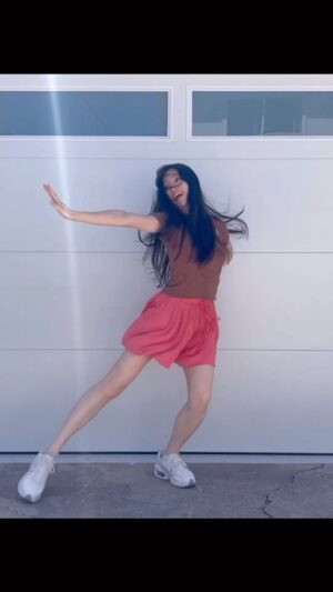 Luna Fujimoto Instagram - First time dancing to K-pop. It is a workout.

#kara #kpopdancecover #step #kpopダンスカバー