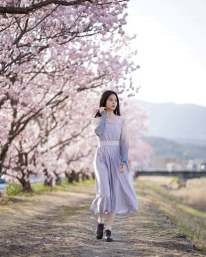 Luna Fujimoto Instagram - 連日の雨にも耐えてくれますように🙏

#桜 #満開の桜 #花見 #花見コーデ #春コーデ #ポートレート撮影 #cherryblossom #japantravel #japan #cherryblossomseason #cherryblossom #springflowers #springday #springvibes