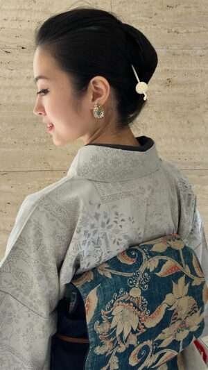 Luna Fujimoto Instagram - This Obi belt is made of a fabric from Meiji Era (approx. 150 years ago). Love its old texture. Fits well with my mom’s kimono🥰

母の結城紬に
更紗柄型染めの帯(明治時代)を
合わせてみました👘

大ぶりな更紗柄がなんだか珍しい。
時代を経た色褪せの風合いも素晴らしいです❣️

#着物コーディネート #着物女子 #着物好きな人と繋がりたい #結城紬 #更紗柄 #着物でお出かけ #kimono #kimonogirl #japanesegirl #japaneseculture
