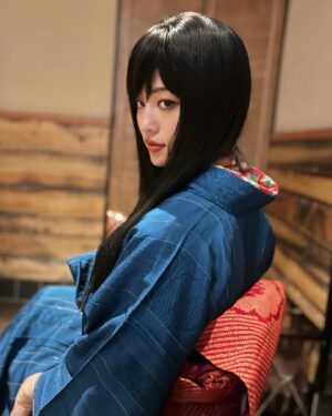Luna Fujimoto Instagram - Less people wear kimono on a daily basis today as the number of opportunities to wear western clothes increased. The perception of kimono changed from everyday wear to special wear. But It can still be worn as everyday wear, so I often put them on whenever I feel like to dress up a little. Or even taking a walk in a kimono is refreshing. 

#kimono #kimonostyle #kimonolove #japanesefashion #japaneseculture #kimonogirl #actorslife #actresslife #着物女子 #アンティーク着物コーデ #アンティーク着物好き #着物コーディネート #着物でお出かけ #女優 #藤本ルナ