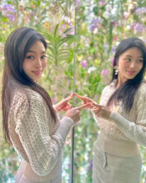 Luna Fujimoto Instagram - Floating Flower Garden🌼🌸

#teamlabplanets #tokyolife #チームラボお台場 #チームラボプラネッツ #東京遊び場 #東京お出かけ #お出かけスポット #映えスポット