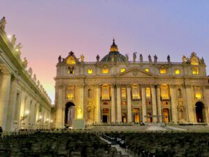 Luna Fujimoto Instagram - Sunset at Vatican City🇻🇦

#vaticancity #stpeterbasilica #italytravel #italytrip #sunsetsky #バチカン市国 #バチカン大聖堂 #イタリア旅行 #ローマ旅行 #夕焼け空
