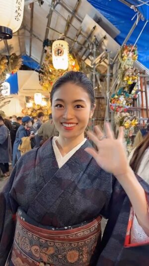 Luna Fujimoto Instagram - Today is Tori no Ichi — Japanese annual festival celebrated in November. People come to pray for business prosperity and buy gaudily decorated rakes, which are good luck charms.

#torinoichi #japantravel #japantrip #tokyo #traveljapan #kimonogirl #japaneseshrine #japaneseculture #酉の市 #日本文化 #着物女子 #着物でお出かけ #本場結城紬
