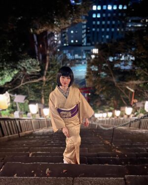 Luna Fujimoto Instagram - 2024 is the Year of the Dragon🐉 The lit-up shrine is so magical and it’s totally different from the daytime.

夜のお参りも情緒があってよきでした☺️

#atagoshrine #hatsumode #kimono #yearofthedragon #kimonolove #japanesetradition #japanesegirl #kimonogirl #japanesenewyear #handbroidery #初詣コーデ #初詣着物 #着物女子 #着物コーデ #着物でお出かけ #アンティーク着物 #アンティーク着物コーデ #総刺繍 #アンティーク帯